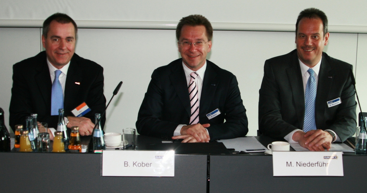 Präsentierten die Halbjahreszahlen: Benedict Kober (M.) mit Dirk Wittmer, Vorsitzender des Aufsichtsrats (l.) und Finanzvorstand Michael Niederführ