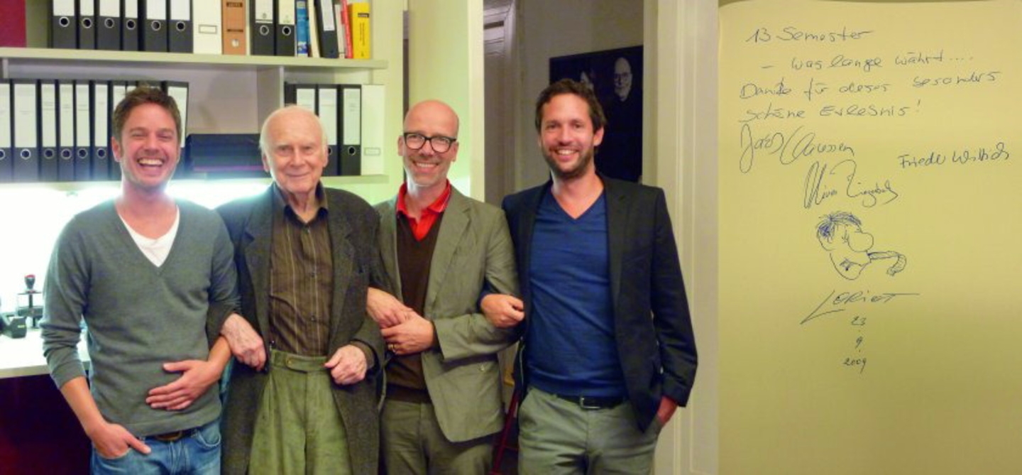 Frieder Wittich, Vicco von Bülow, Jakob Claussen und Oliver Ziegenbalg haben sich im Gästebuch der Filmakademie verewigt