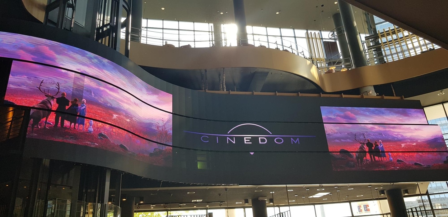 Unlängst wurde im Foyer des Cinedom im Zuge der Modernisierung eine riesige gebogene LED-Wall installiert