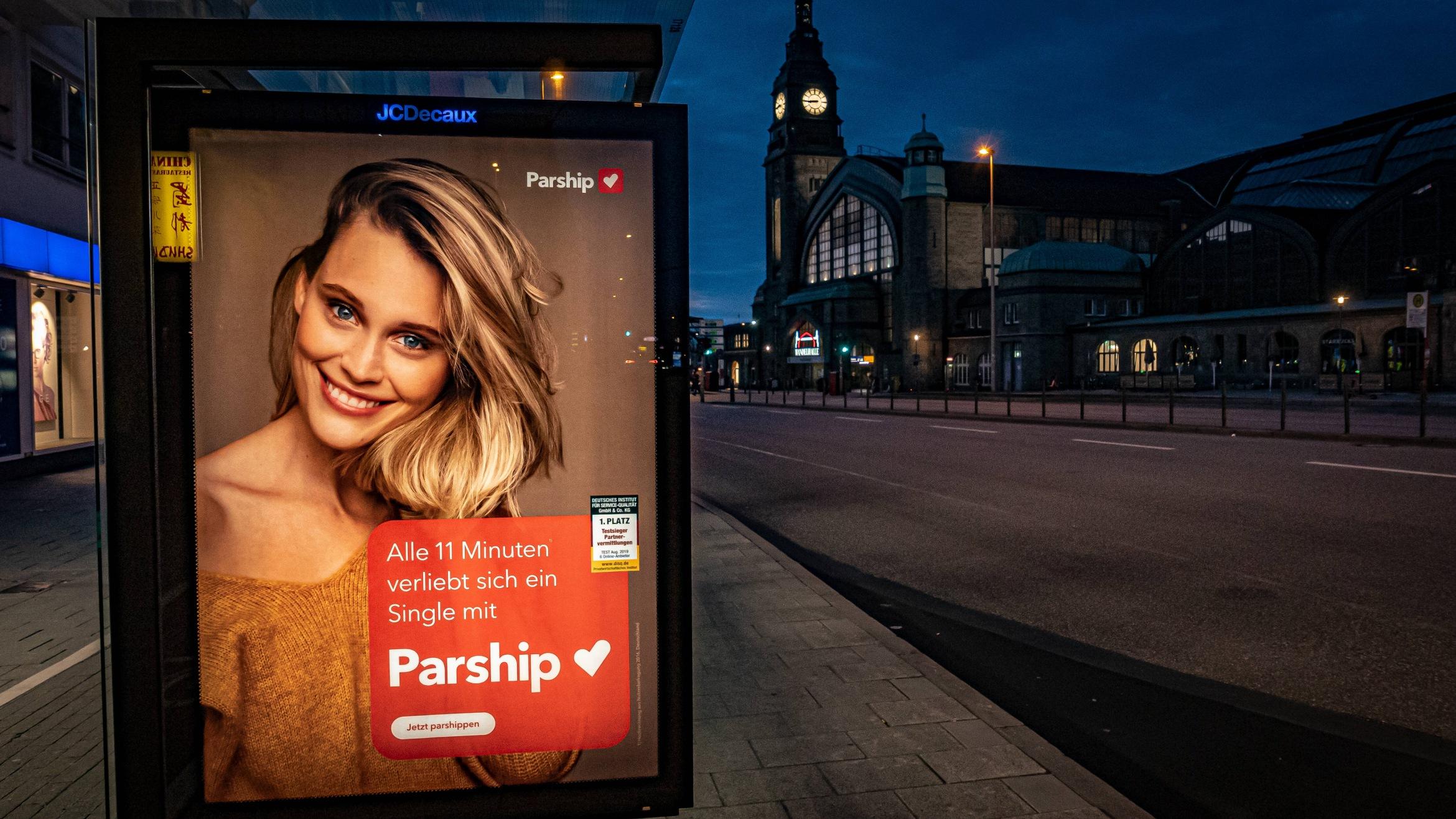 Parship-Anzeige am Hamburger Hauptbahnhof –