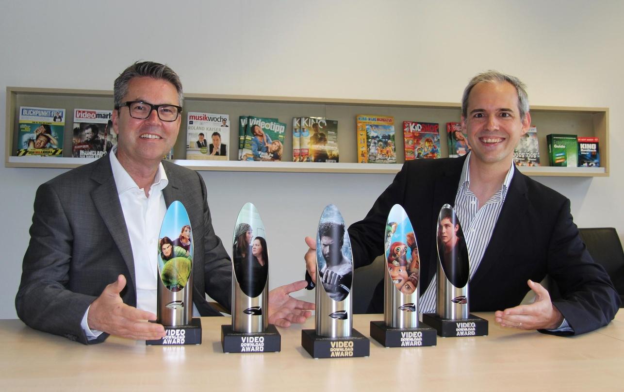 Moritz Lang (r.) freute sich mit Ulrich Höcherl über fünf Video Download Awards für Fox