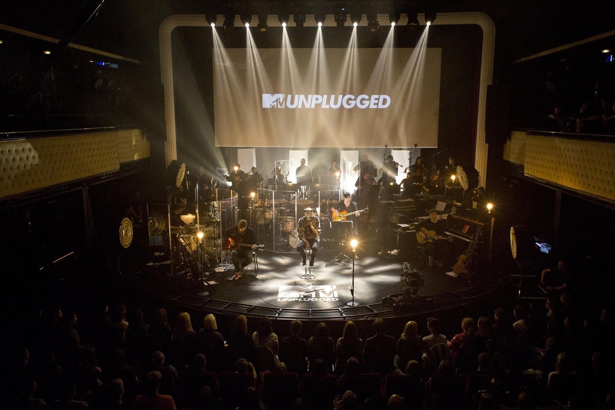 Lud zahlreiche Gastrapper ein: Cro mit Musikern bei den Aufnahmen zum MTV Unplugged auf der Bühne des Scala in Ludwigsburg