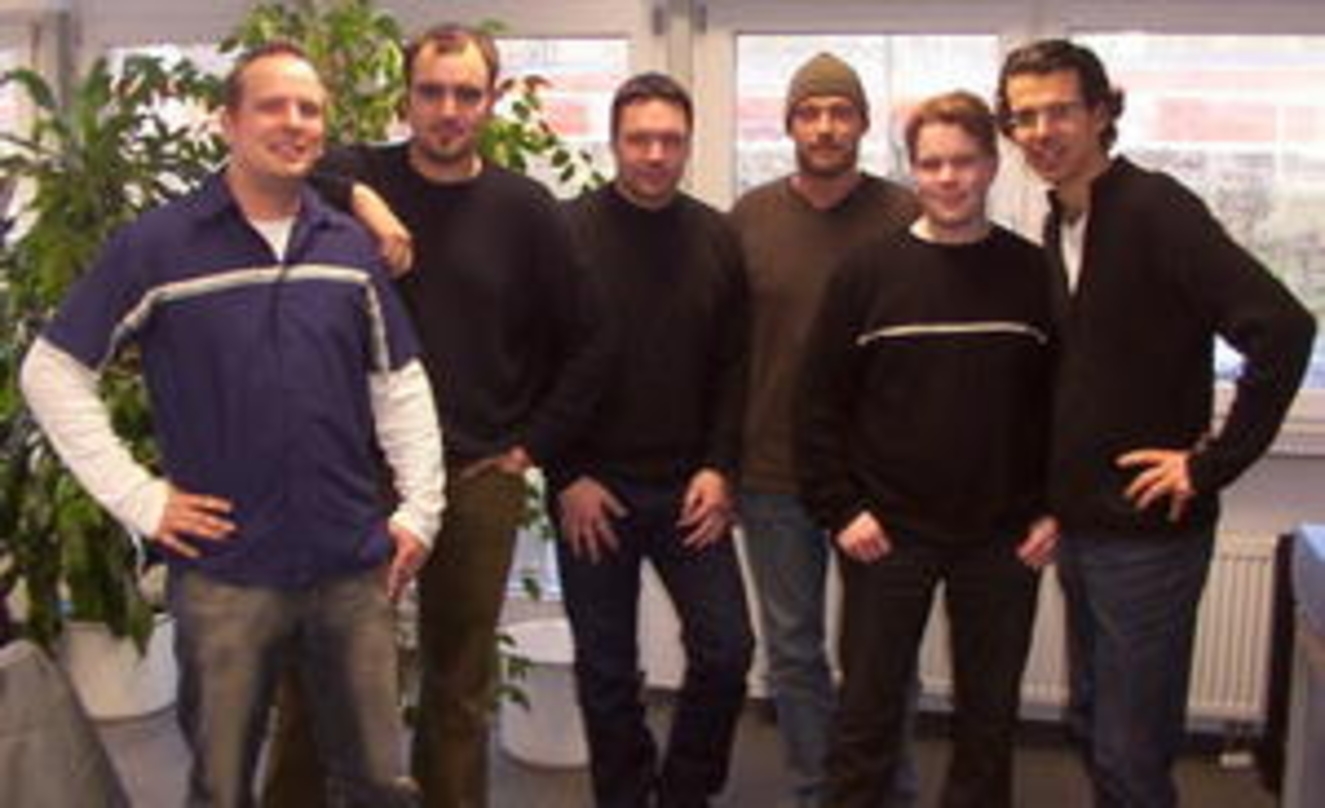 Arbeiten nun zusammen (v.l.n.r.): Markus Kaes (Manager F8T), Dominik DeLeon (F8T/Dumonde), Jürgen Mutschall (F8T/JamX/Dumonde), Frank Künne (Business Affairs Music Mail), Sebastian Ostermann (F8T/Skydiver) und Schreiner