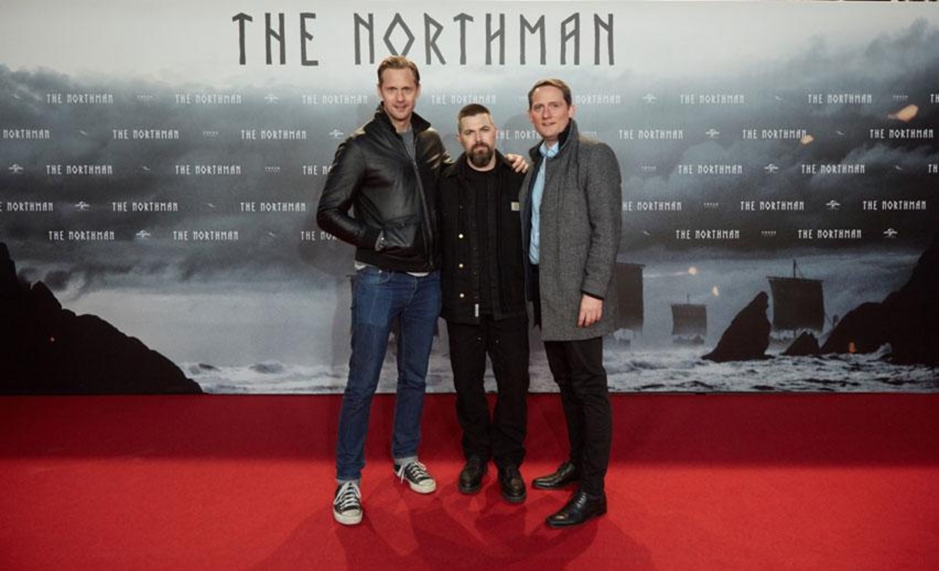 Bei der Deutschlandpremiere zu "The Northman" (v.l.n.r.): Alexander Skarsgård, Regisseur Robert Eggers, Michael Kampf (Universal Pictures International Germany) 