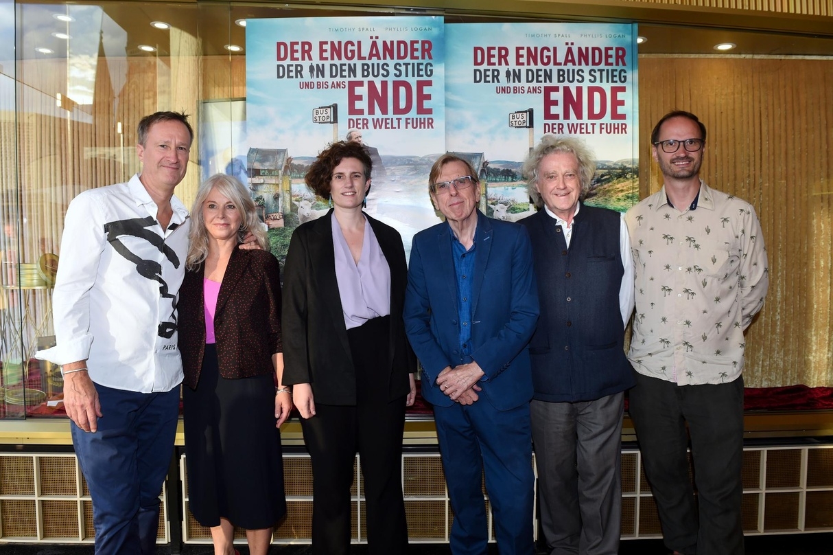 Beim Special Screening von "Der Engländer, der in den Bus stieg und bis ans Ende der Welt fuhr" (v.l.n.r.): Executive Producers Thierry Wase-Bailey und Henriette Wollmann (Celsius Entertainment), Botschafterin Natalie Toms, Hauptdarsteller Timothy Spall, Paul Smith (British Council Direktor Deutschland), Steffen Gerlach (Geschäftsführer capelight pictures)