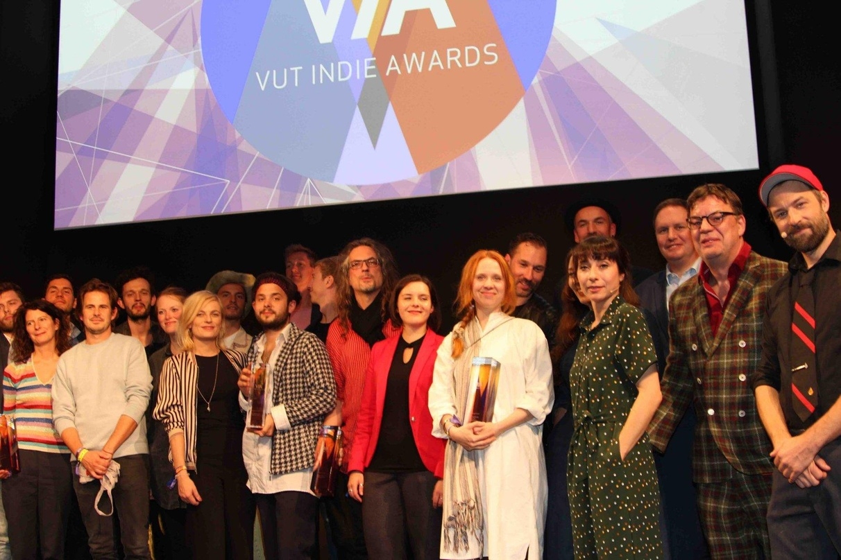 Gruppenbild mit Siegern und Nominierten: die Protagonisten der VIA-Verleihung im Schmidts Tivoli