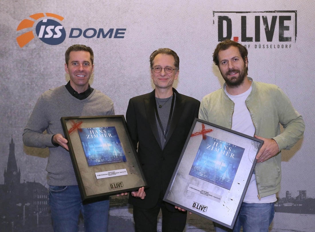 Erfreut über die ausverkaufte Arena (von links): Gregor Eßer (ISS Dome), Dirigent Gavin Greenaway und David Keller (Semmel Concerts)