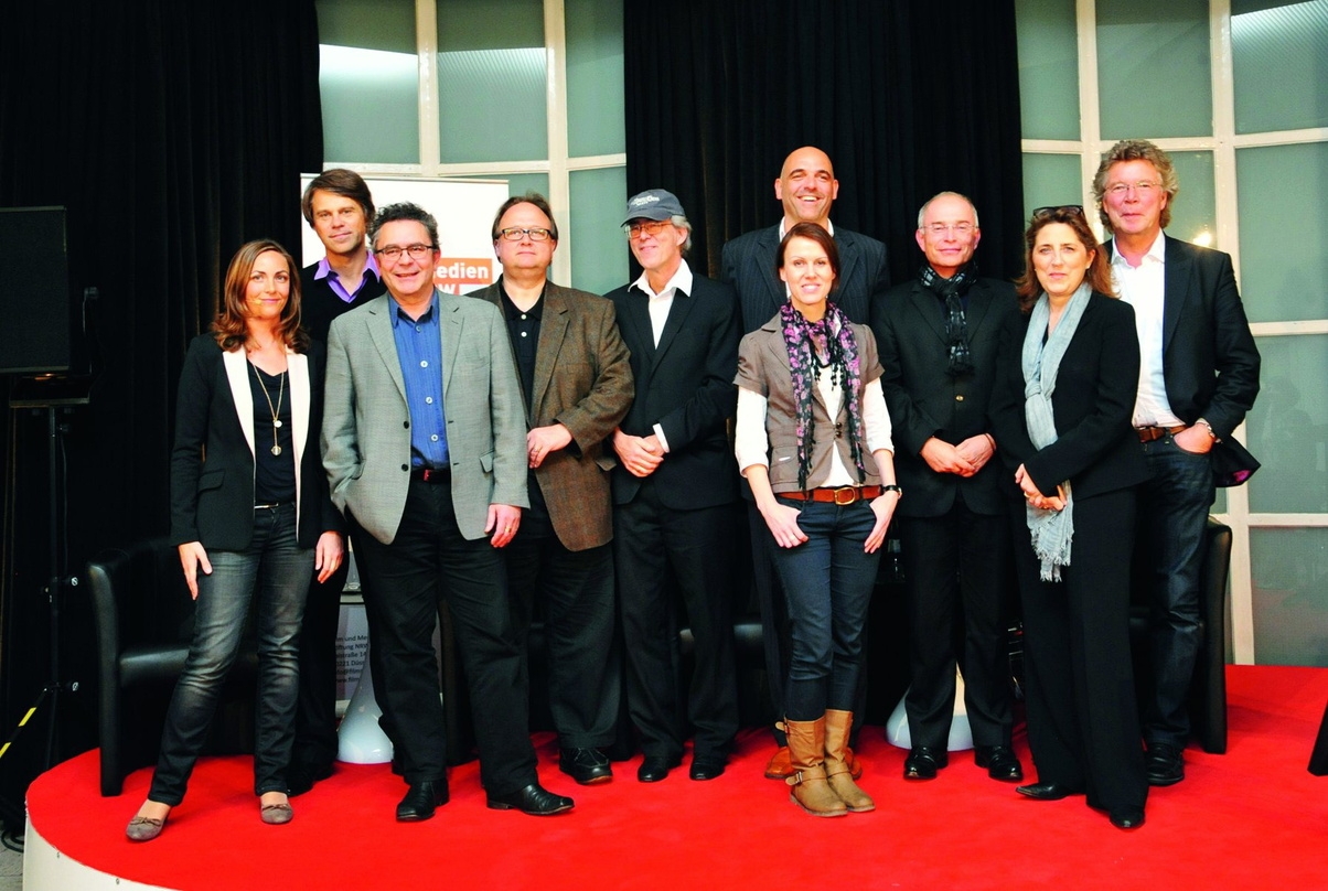 Ein erfolgreicher erster NRW-Kinokongress: Gastgeberin Petra Müller (2. v. l.), umgeben von den hochkarätigen Teilnehmern an den
Diskussionsrunden, die der Frage nachspürten, was das Kino leisten muss, wenn es in der Zukunft bestehen will