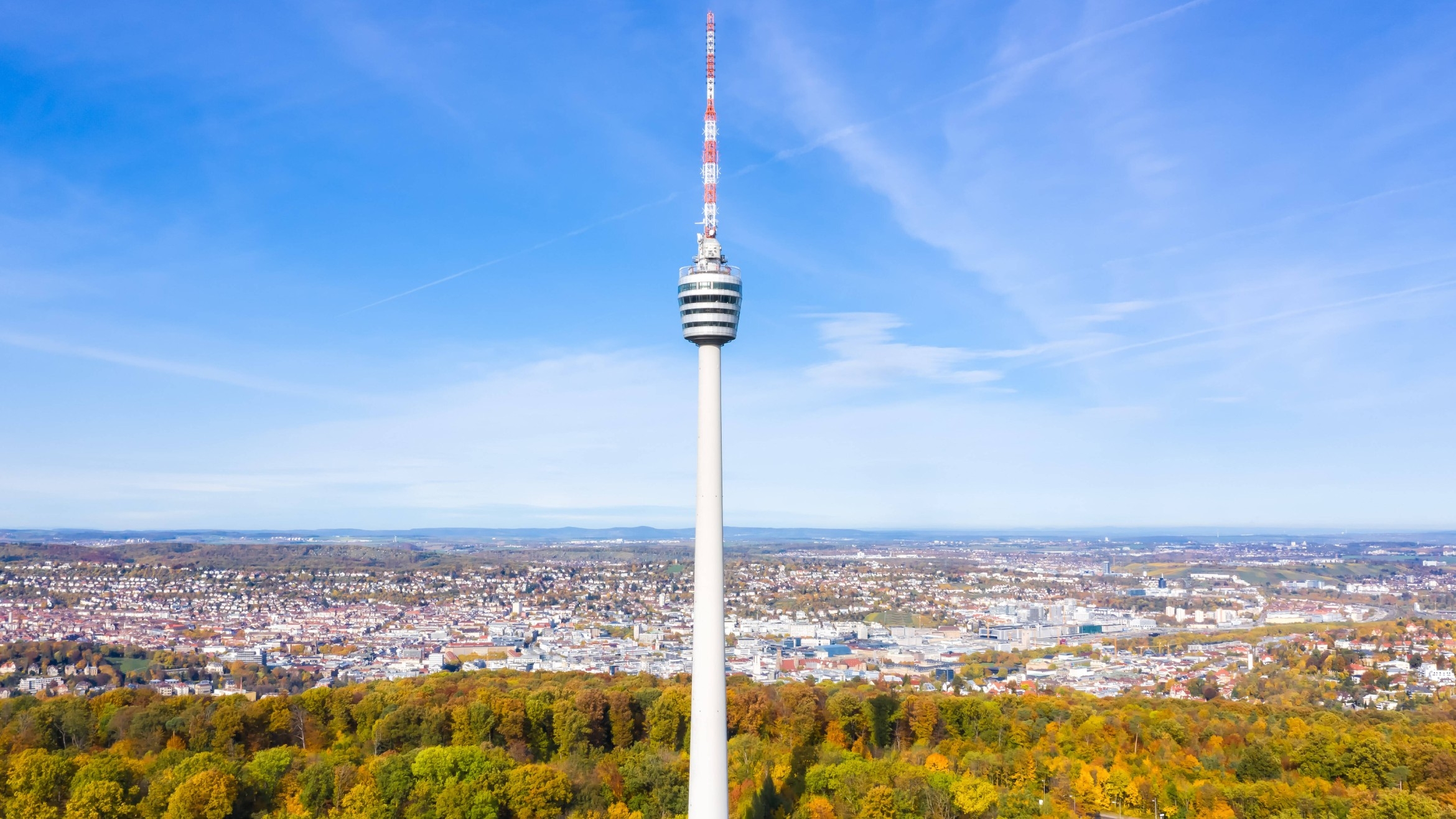 Der Stuttgarter Fernsehturm mit Blick auf die Stadt –
