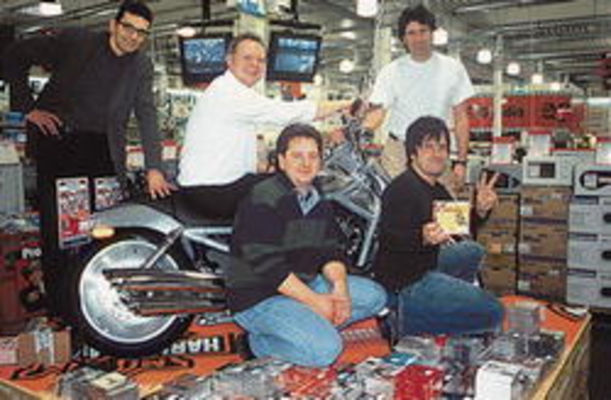 Mit der Harley da (hinten, v.l.n.r.): Jürgen Ziegler (Geschäftsführer Harley-Davidson Fiereks), Guido Schlender und Konrad Reiter (Abteilungsleiter Tonträger MediaMarkt Solln) sowie (vorn) Marco Stelzig (l.) und Christopf Hobein (Warenbereichsleiter MediaMarkt-Verbund München)