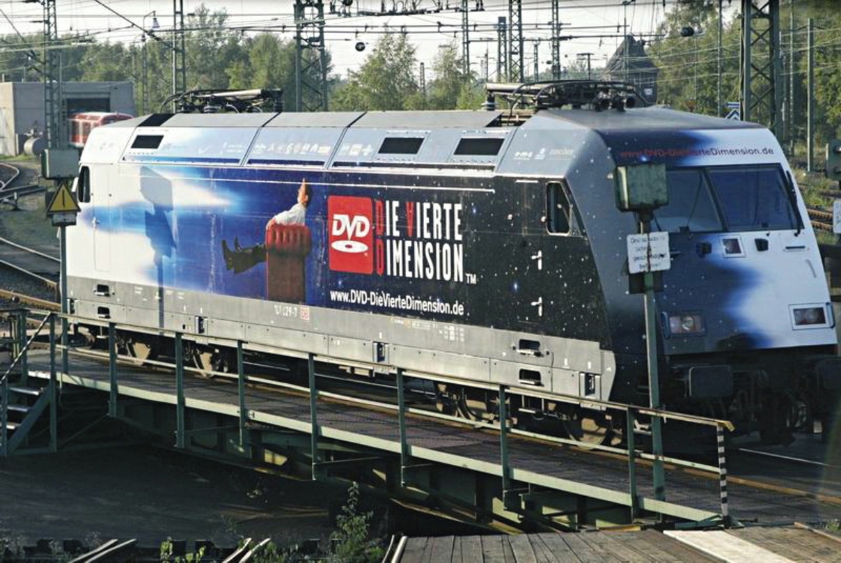 Einer der spektakulärsten FAM-Aktionen in ihrer zehnjährigen Geschichte: Lokomotiven der Deutschen Bahn, die mit dem Schriftzug "Die Vierte Dimension" beklebt wurden
