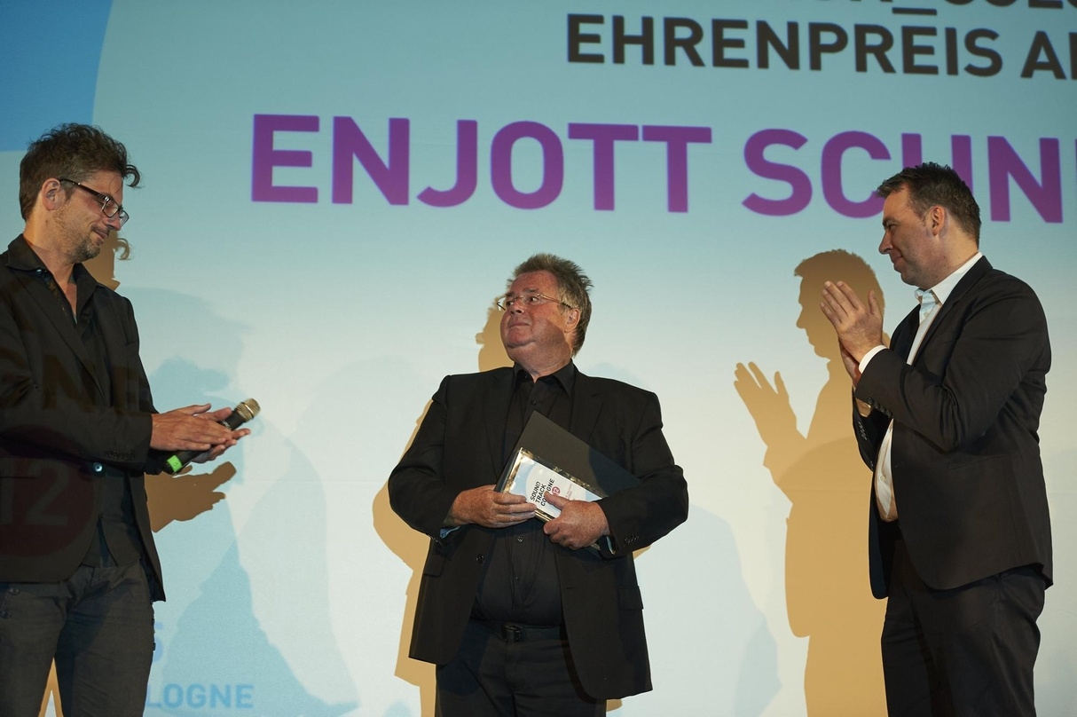 Bei der Preisverleihung: Ehrenpreisträger Enjott Schneider (Mitte) mit Matthias Hornschuh (links) und Michael P. Aust (beide SoundTrackCologne)
