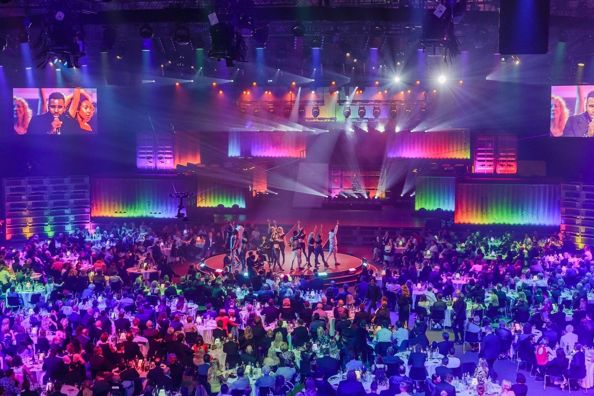 Bunt statt braun: die Container-Kulisse bei der 27. Echo-Verleihung erstrahlte Mitte April in Berlin beim Auftritt von Jason Derulo in allen Regenbogenfarben