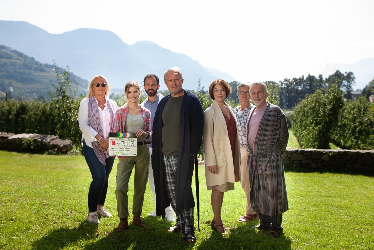 Am Set von "Ein Sommer in Südtirol" (v.l.n.r.): Ariane Krampe (Produzentin), Maike Jüttendonk, Sami Loris, Harald Krassnitzer, Julia Stemberger, Karola Meeder (Regisseurin), Michele Oliveri