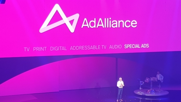 IP-Deutschland-Geschäftsführer Matthias Dang präsentierte auf den Screenforce Days das Logo der AdAlliance