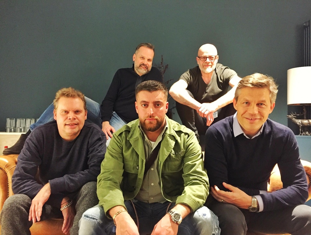 Den Vertrag besiegelten in Berlin (hinten, von links): Ulrich Genschel und Andreas Daermann sowie (vorn, von links) Tom Bohne, KC Rebell und Frank Briegmann.