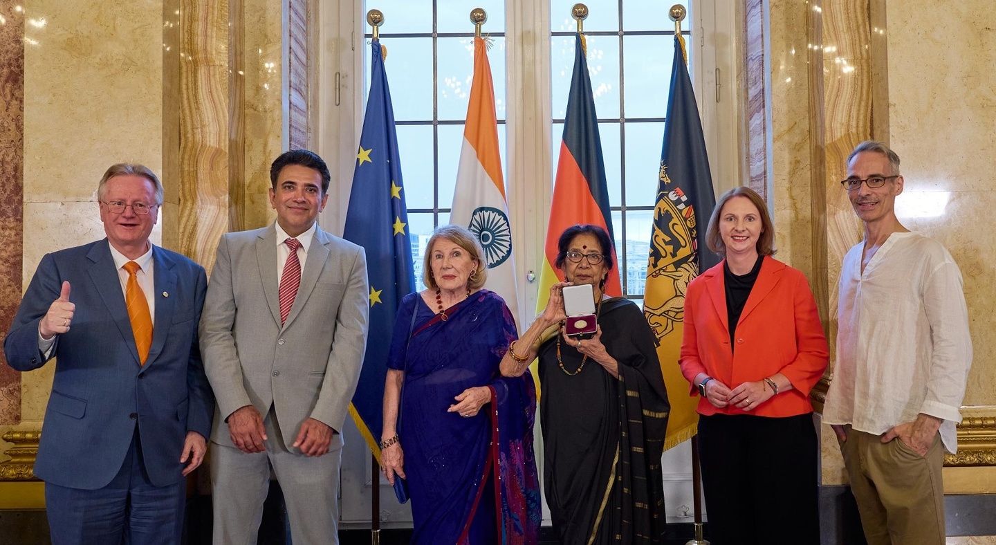 Honorarkonsul Andreas Lapp aus Stuttgart, Generalkonsul Mohit Yadav aus München, die beiden Kuratorinnen des Filmfestivals Therese Hayes aus Palm Springs und die geehrte Uma da Cunha aus Mumbai sowie Staatssekretärin Sandra Boser und Festivalleiter Oliver Mahn (v.l.n.r.)