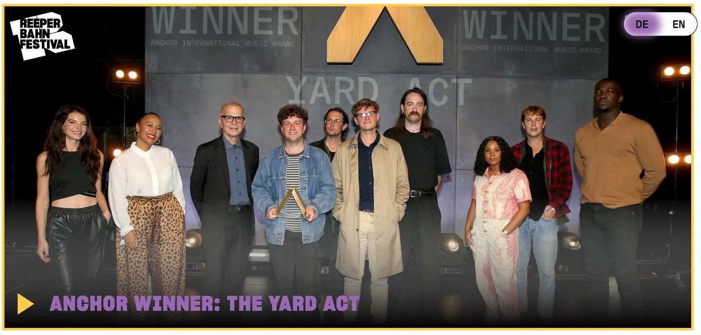 Bei der Preisübergabe: Die Anchor-Award-Gewinner Yard Act (Mitte) und die Jury