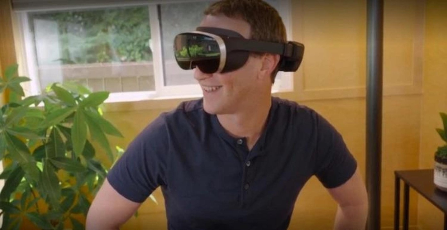 Mark Zuckerberg mit dem Holocake-2-Headset.