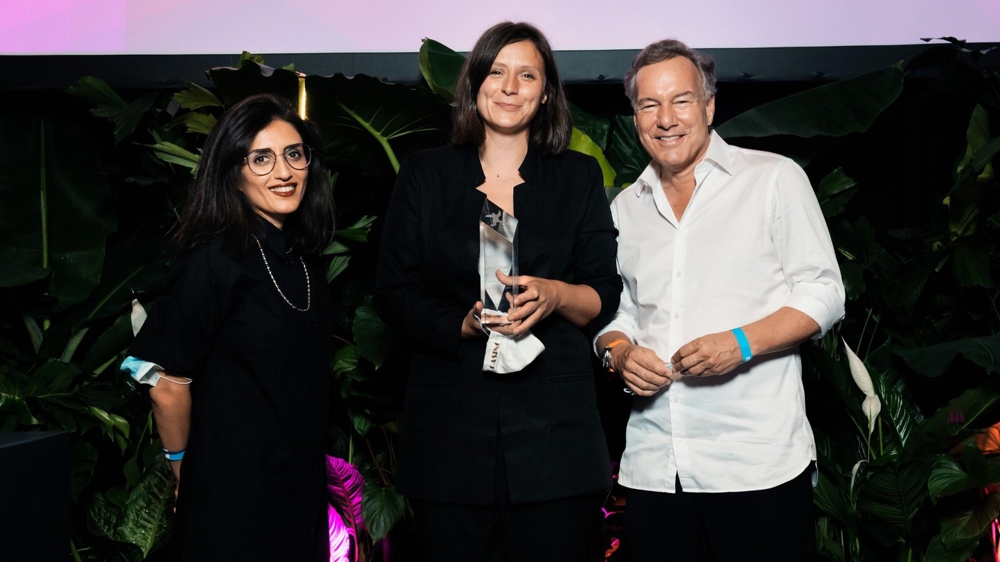 Jurymitglied Soleen Yusef, First-Steps-Gewinnerin Sandra Wollner ("The Trouble With Being Born") und Ufa- CEO Nico Hofmann (v.l.n.r.) bei der Verleihung der First Steps Awards