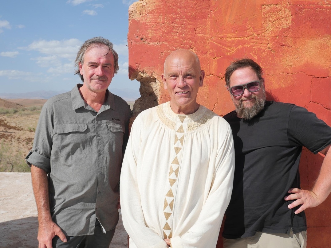 Robert Schwentke (r.) mit John Malkovich und seinem Kameramann Benoit Debie