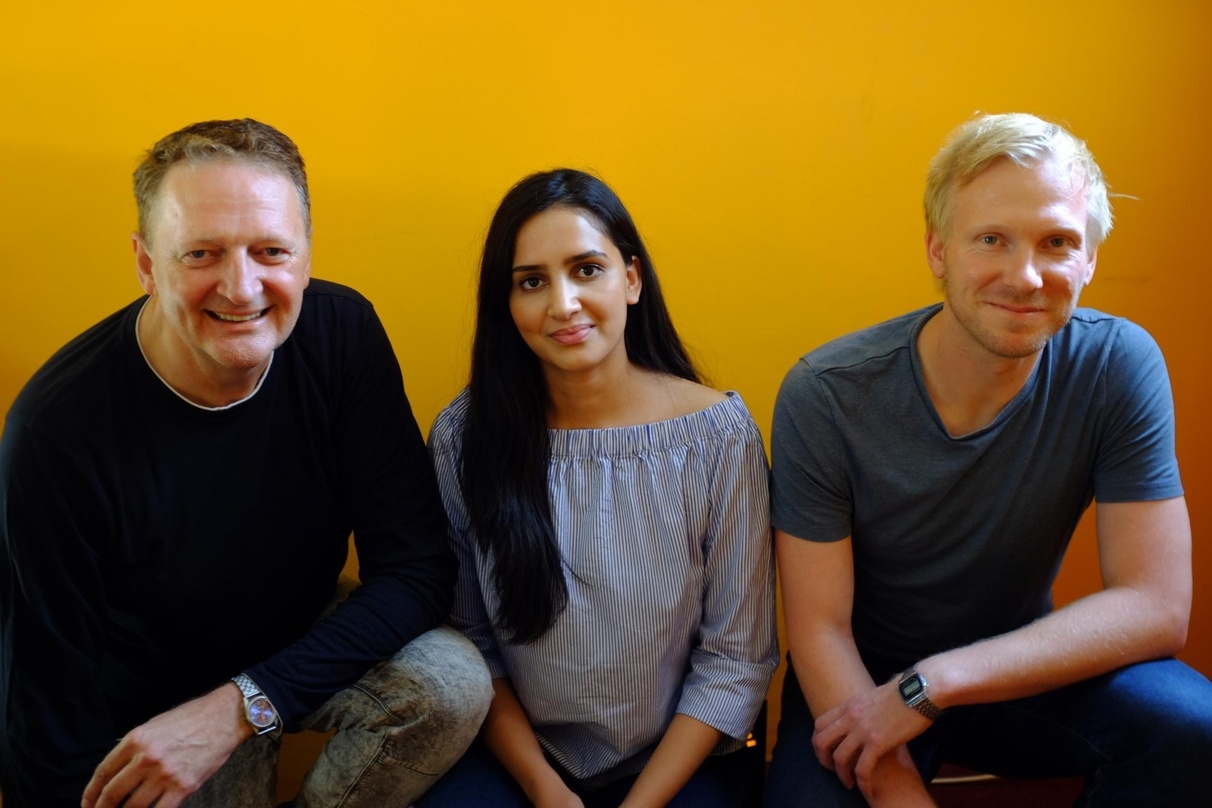 Arbeitet nun als Digital Sales Manager für Broken Silence: Kiran Gill (Mitte), hier mit Stefan Vogelmann (links) und Sebastian Stralucke