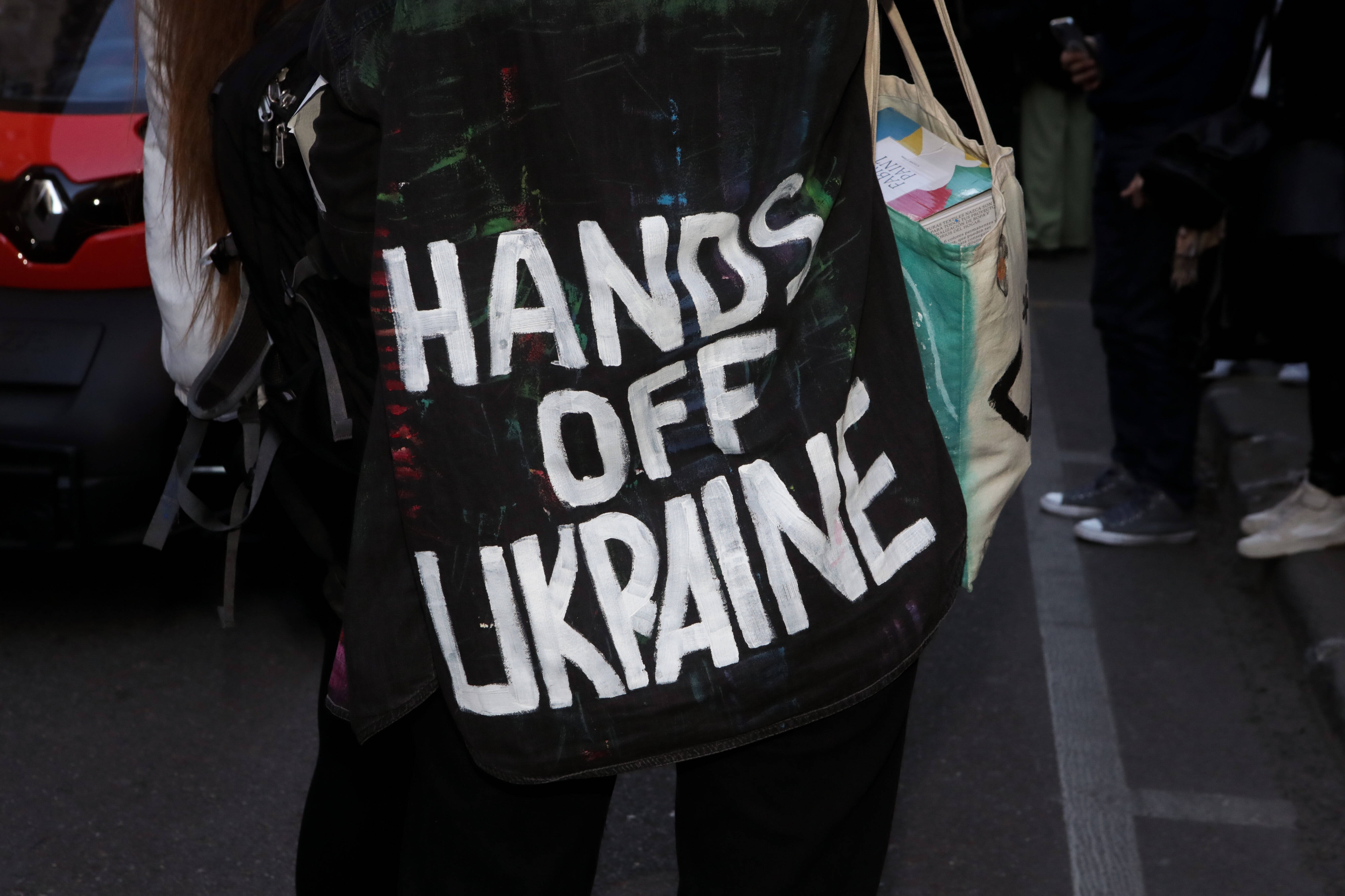 Auf der Mailänder Fashion Week trugen engagierte Besucher – wie hier vor der Armani-Show – ihren Protest gegen den Ukraine-Krieg zu Schau –