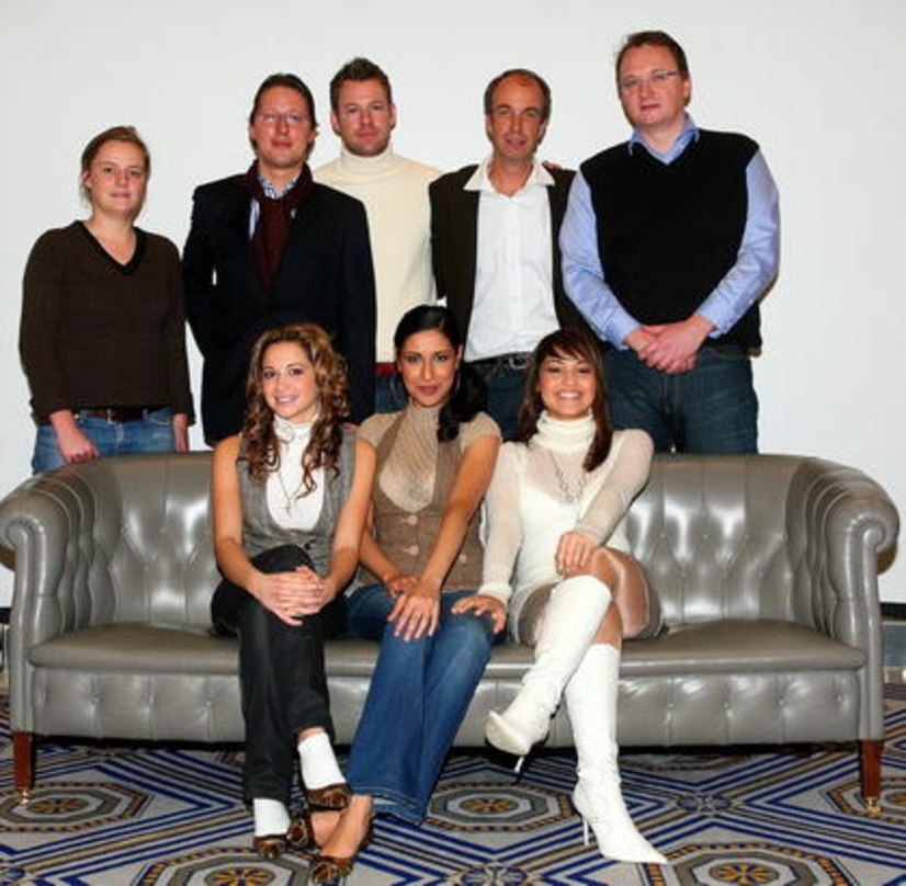 Wollen nun auch mit Album und DVD die Charts stürmen: Monrose, das Starwatch-Team und Lars Ingwersen (hinten, 2.v.r.)||Wollen nun auch mit Album und DVD die Charts stürmen: Monrose (vorn, v.l.n.r.) mit Mandy Senna und Bahar und ihrem Team (hinten, v.l.n.r.) Katharina Meier-Kulenkampff (Starwatch), Starwatch-Geschäftsführer Hans Fink, Felix Roth (Starwatch), Lars Ingwersen (Managing Direktor WSM) und Markus Hartmann (Starwatch)