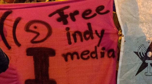 Anhänger der linken Szene halten bei einer Demonstration im Jahr 2017 ein Banner mit der Aufschrift «Free Indymedia», um gegen das Verbot der linksradikalen Internet-Plattform «Linksunten.Indymedia» zu protestieren.
