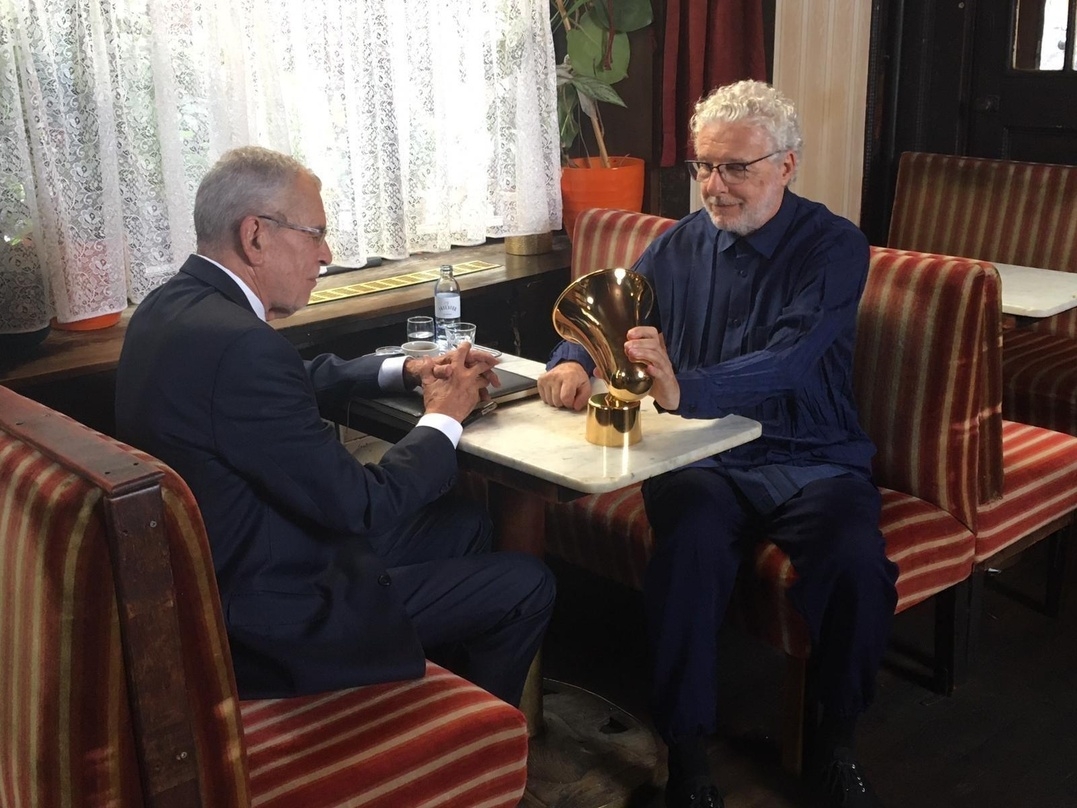 Trafen sich zur Preisverleihung im Kaffehaus: André Heller (rechts) und Bundespräsident Alexander Van der Bellen
