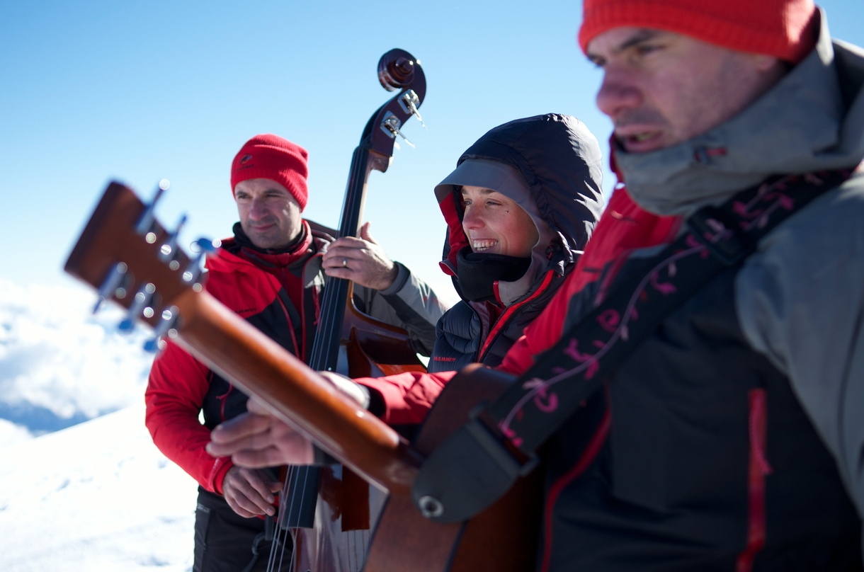 Frierend, aber glücklich: Zaz und ihre Mitmusiker auf dem Mont Blanc