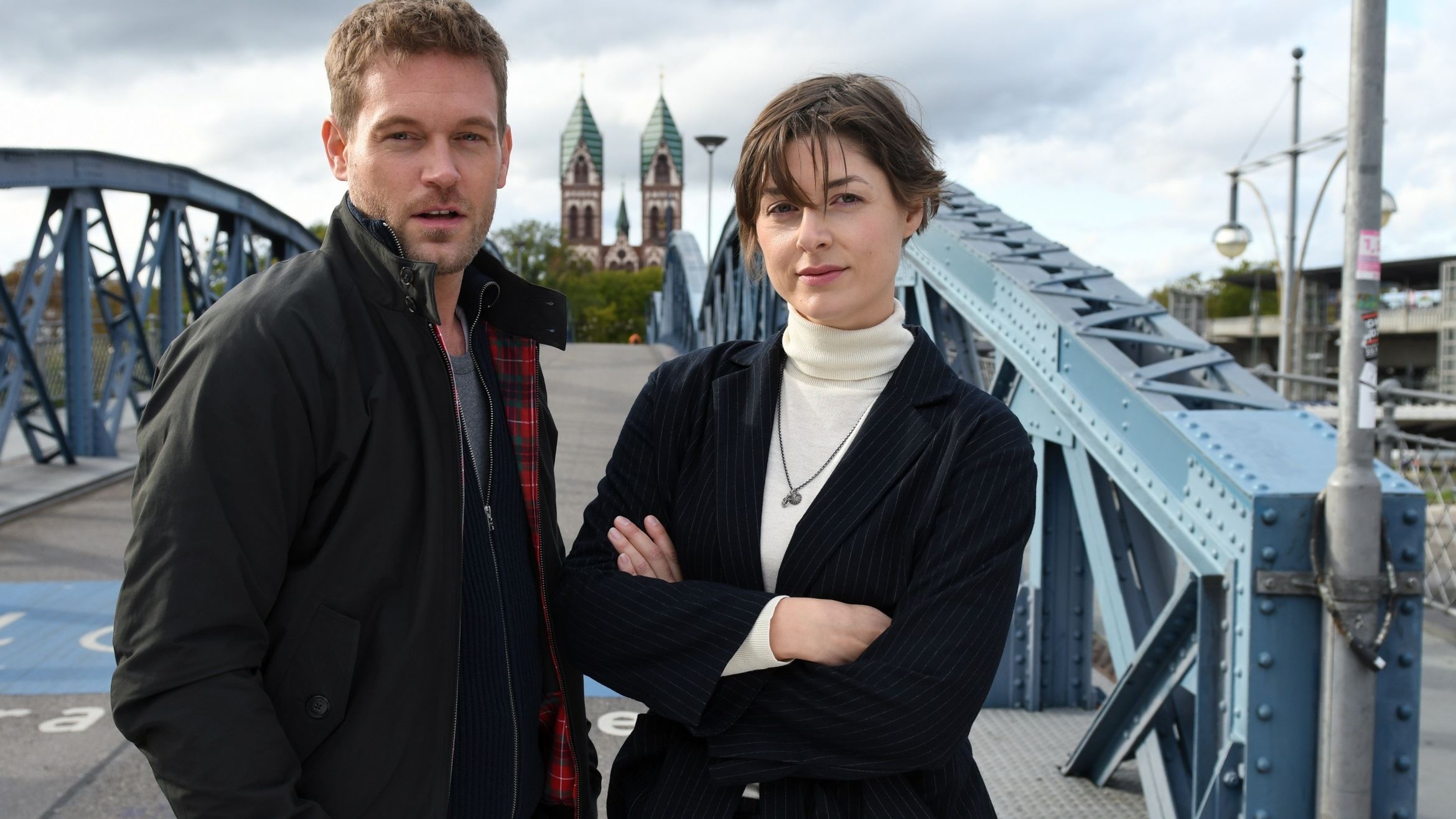 Tanja Wilken (Katharina Nesytowa) und Dennis Danzeisen (Joscha Kiefer) ermitteln in der ZDF-Reihe "Breisgau" - 