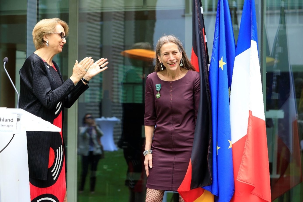 Aus den Händen von Botschafterin Anne-Marie Descôtes (links im Bild) erhielt Berlinale-Geschäftsführerin Mariette Rissenbeek den Orden Offizier des Arts et Lettres 
