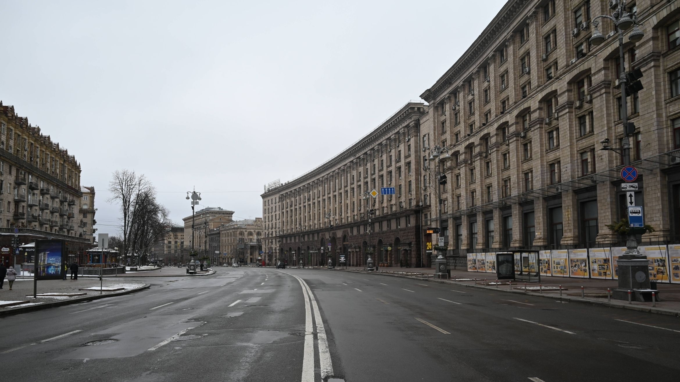 Leere Straße in Kiew am 1. März 2022 –