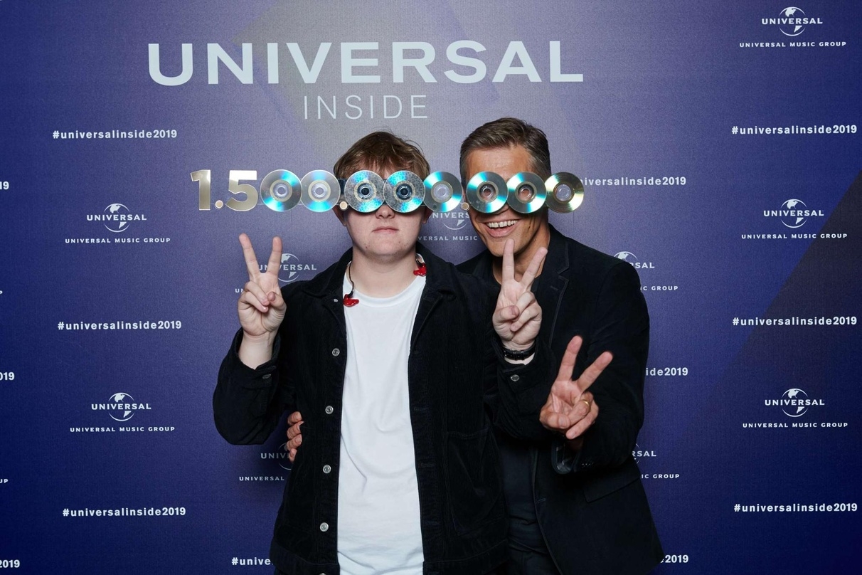 1,5 Milliarden Streams: Universal-Music-Chef Frank Briegmann (rechts) gratulierte Lewis Capaldi