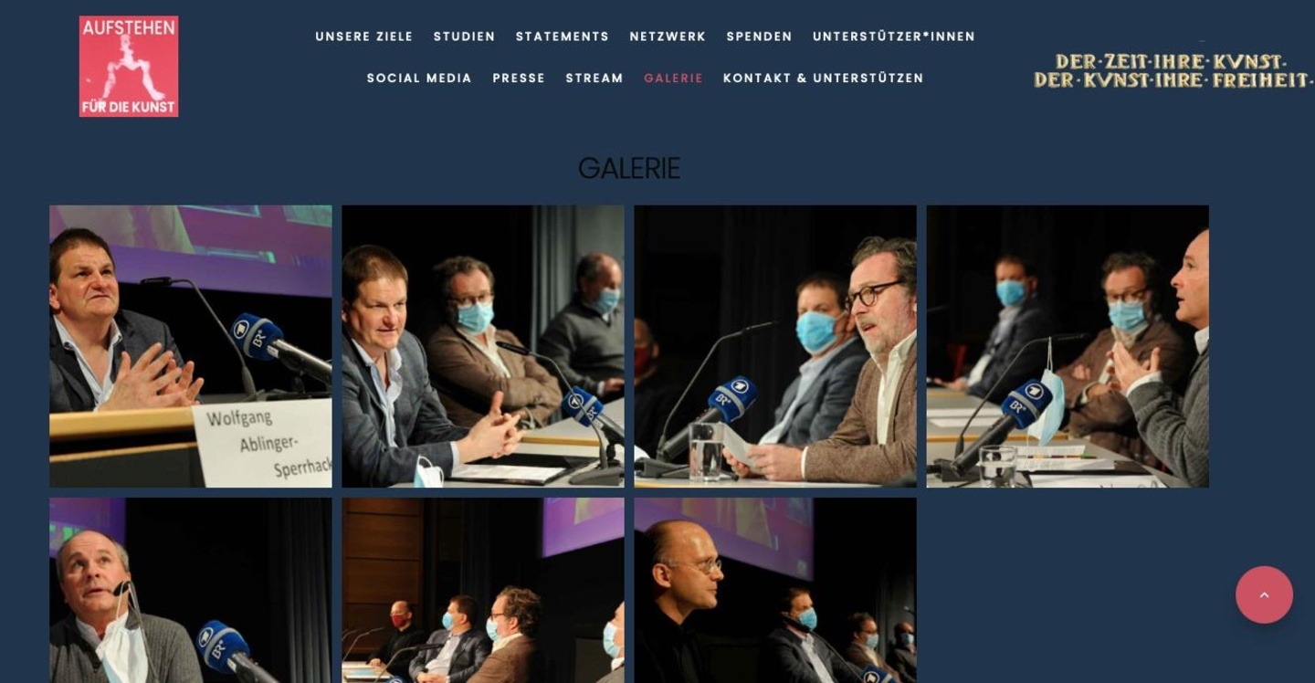 Vom Bayerischen Verwaltungsgerichtshof auf die stille Treppe gesetzt: die Initiatoren der Initiative Aufstehen für die Kunst, hier eine Bildergalerie aus dem Februar auf der Homepage des Initiative