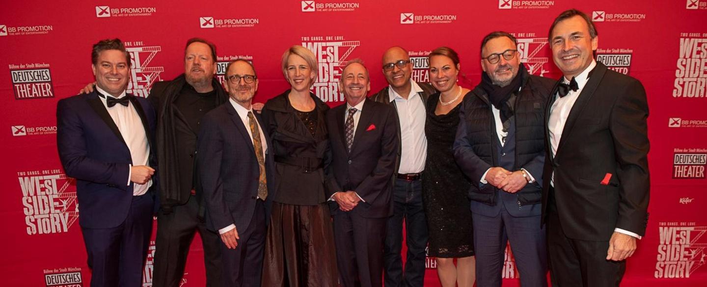 Auf dem roten Teppich: das Team hinter der Premiere von "West Side Story" mit Gästen der Münchner Politik