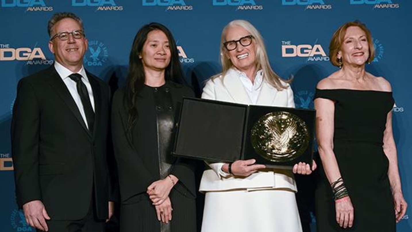 Vorjahresgewinnerin Chloe Zhao (2.v.l.) überreichte Jane Campion (2.v.r.) den DGA Award. Mit im Bild: DGA National Executive Director Russell Hollander (links) und DGA-Präsidentin Lesli Linka Glatter (rechts im Bild) 