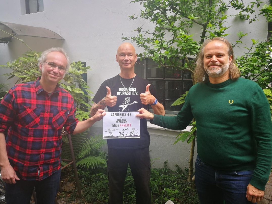 Bei der Spendenübergabe (von links): Oliver Bergmann (Oktober Promotion), Peter Achner (Rock Kids St. Pauli) und Niels Andersen (Oktober Promotion)