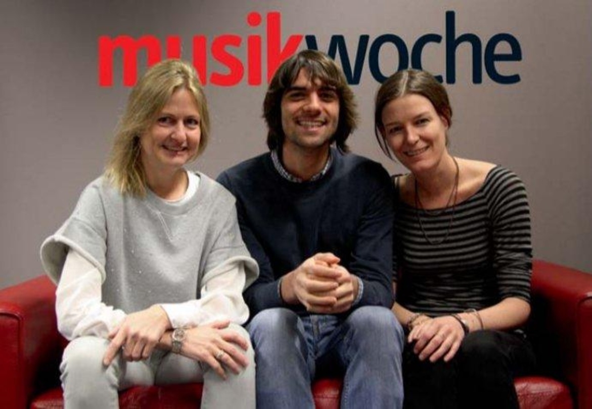 Freuten sich bei ihrem Besuch auf der MusikWoche-Couch über die gestiegenen Zuschauerzahlen Ulrike Unseld (links), Maximilian Hilpold (beide Deluxe Music) und Vivian Hauner (Sony Music)