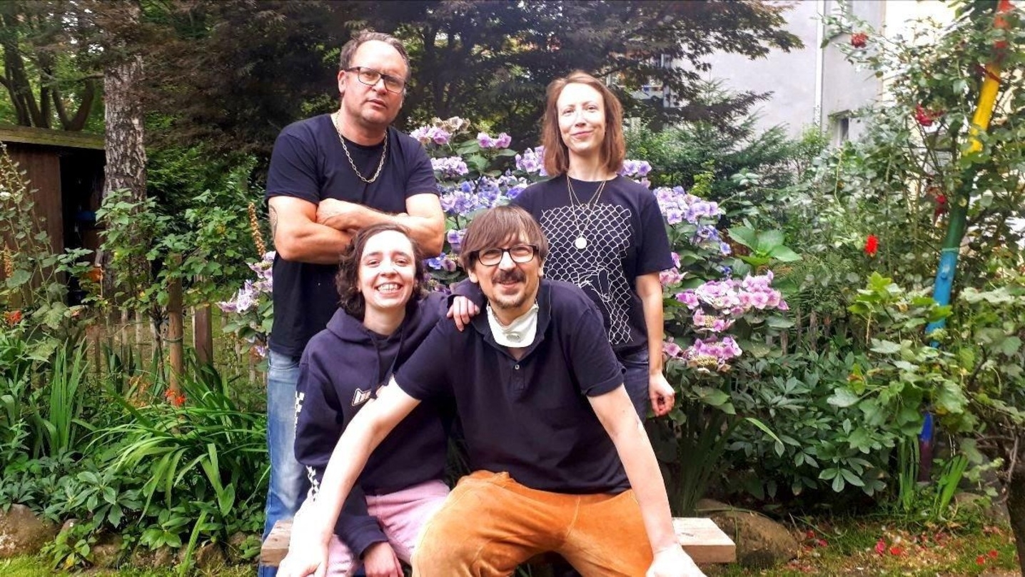 Vereint im Garten (vorn): Daniela Reis und "Ente" Schulz alias Duck On Drugs sowie (hinten) Labelchef Lars Lewerenz und Molly Mönch von Audiolith