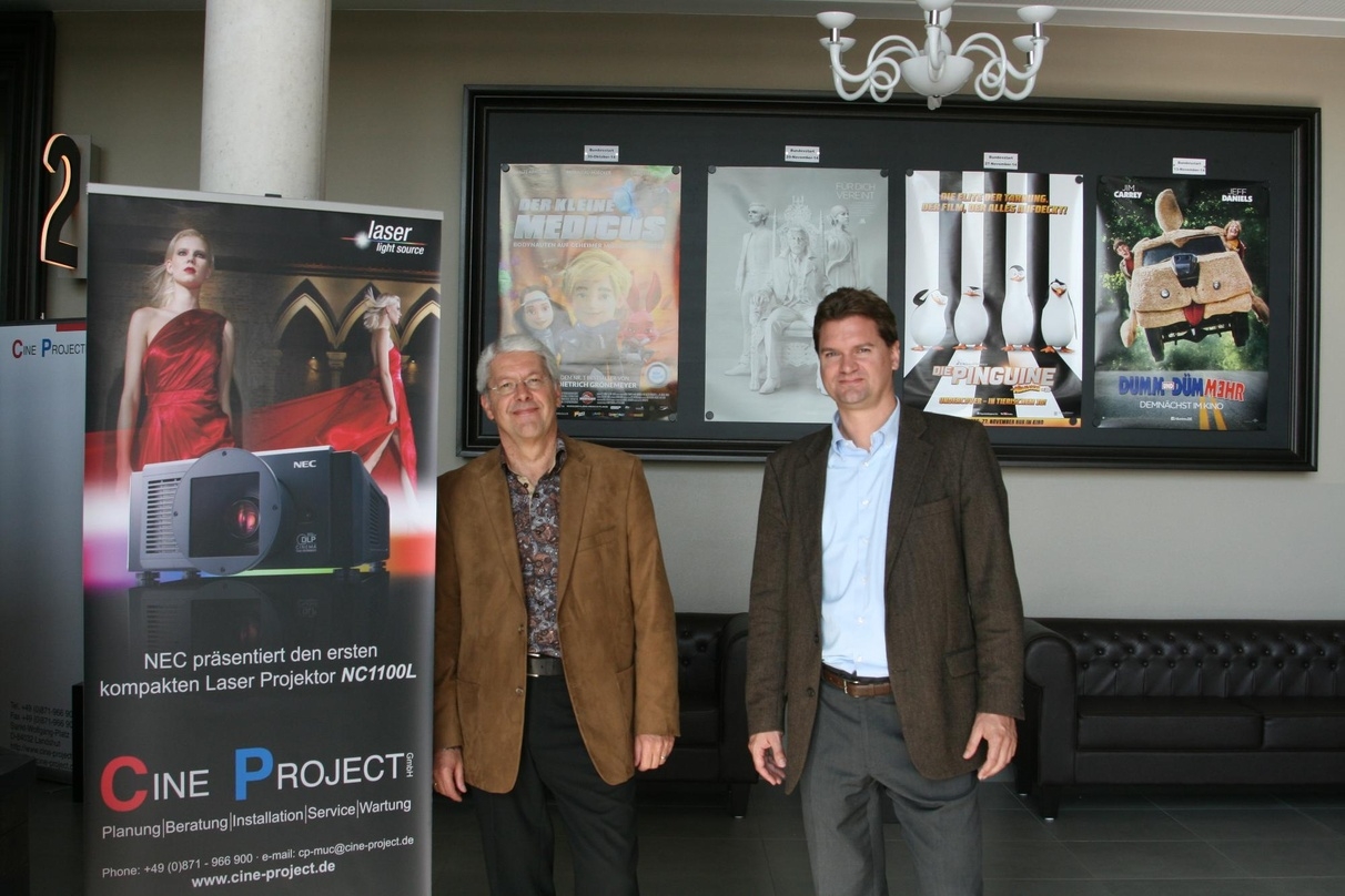 Werner Rusch (l.) und Jens Kayser bei der Vorstellung der Laser-Installation im Cineplex Penzing