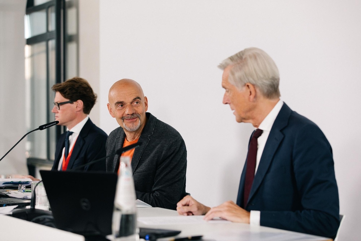 Im Amt des Aufsichtsratsvorsitzenden der GEMA bestätigt: Ralf Weigand (Mitte), hier mit dem Vorstandsvorsitzende Harald Heker (links) und Justiziar Tobias Holzmüller