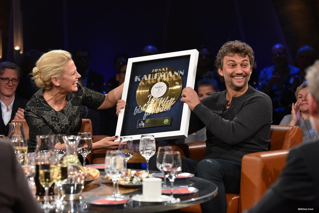 Gold-Verleihung im Fernsehen: Jonas Kaufmann erhielt bei der jüngsten "NDR Talk Show" einen Award aus den Händen von Moderatorin Barbara Schöneberger