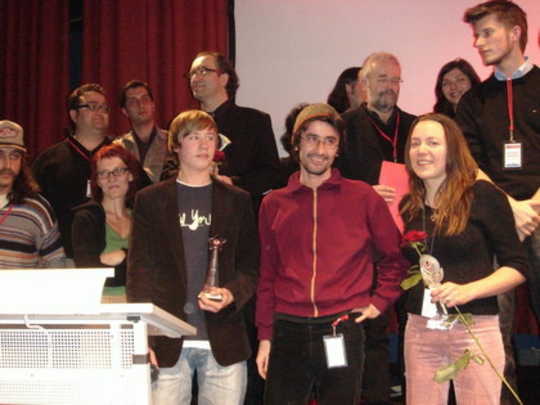 Das Team und die Gewinner des 11. Filmfestivals Türkei/Deutschland in Nürnberg, darunter auch David Kross (vorne links) und Sarah Moll (ganz rechts)