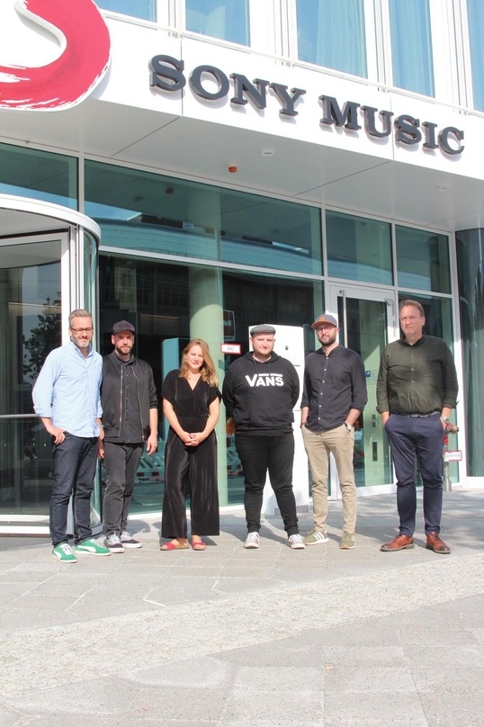 Vor dem Sitz von Sony Music in Berlin: das RCA-Ariola-Team um (von links) Arndt Sedler, Florian Machon, Vera Jakubeit, Marc Huttenlocher, Markus Immesberger und Markus Hartmann.
