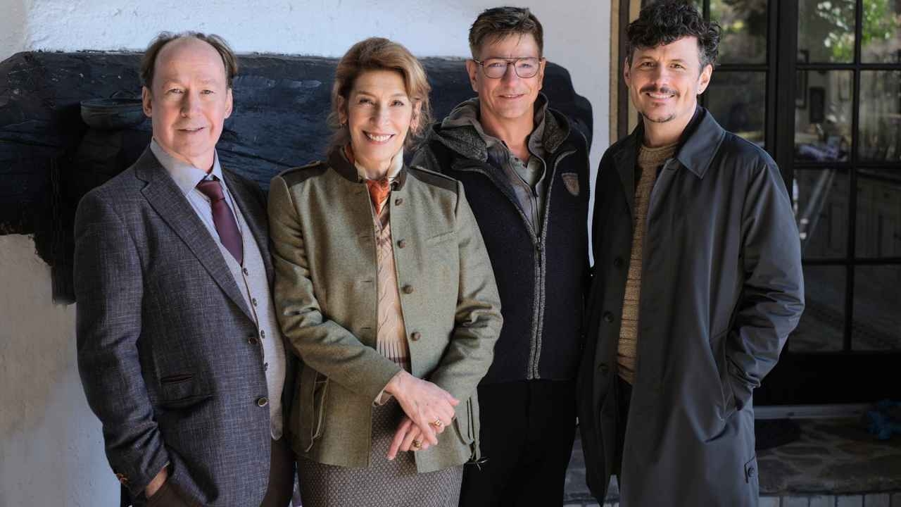 Von links: Ulrich Noethen (Rolle: Anton Laux), Adele Neuhauser (Rolle: Constanze Laux ), Regisseur Dirk Kummer und Manuel Rubey (Rolle: Ricardo Westerhoff).