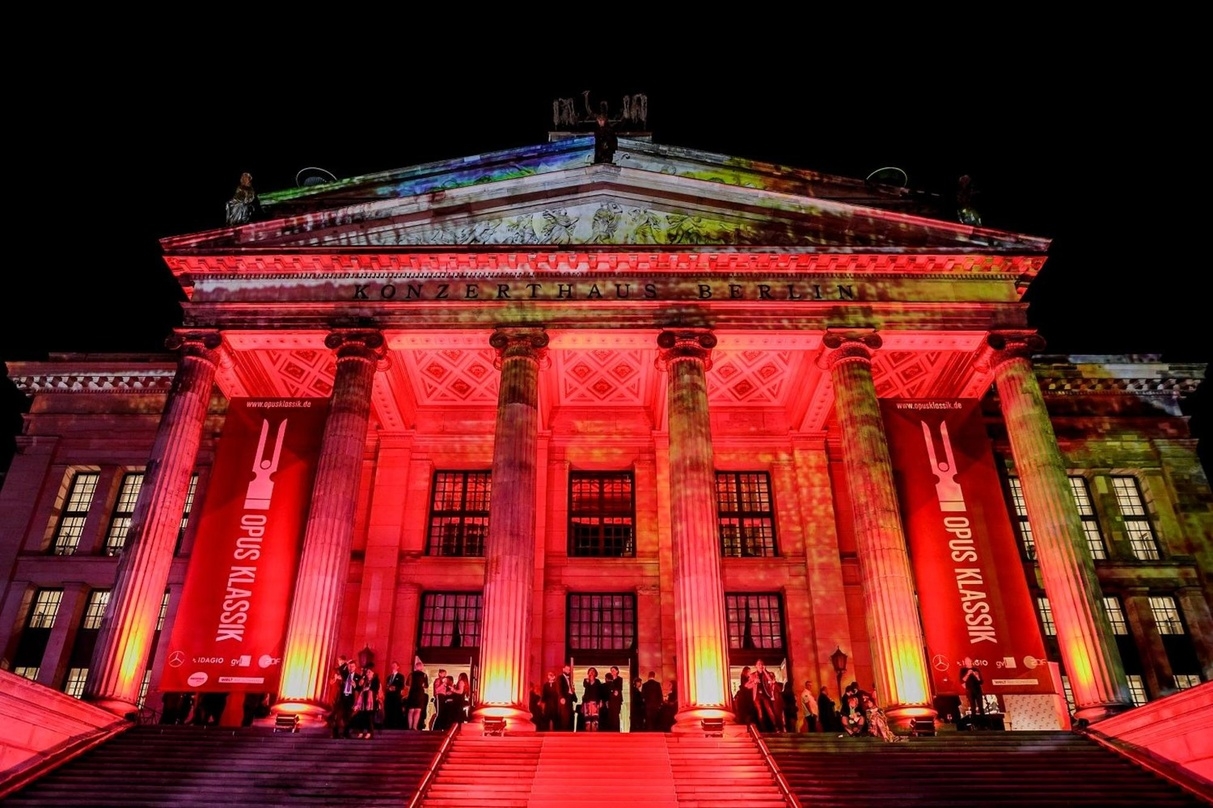 Bild mit Symbolcharakter: schon im Vorjahr hatten die Veranstalter des Opus Klassik das Berliner Konzerthaus in rotes Licht getaucht, noch nicht ahnend, was die Corona-Krise an Problemen für die Musik- und Veranstaltungswirtschaft bringen werde