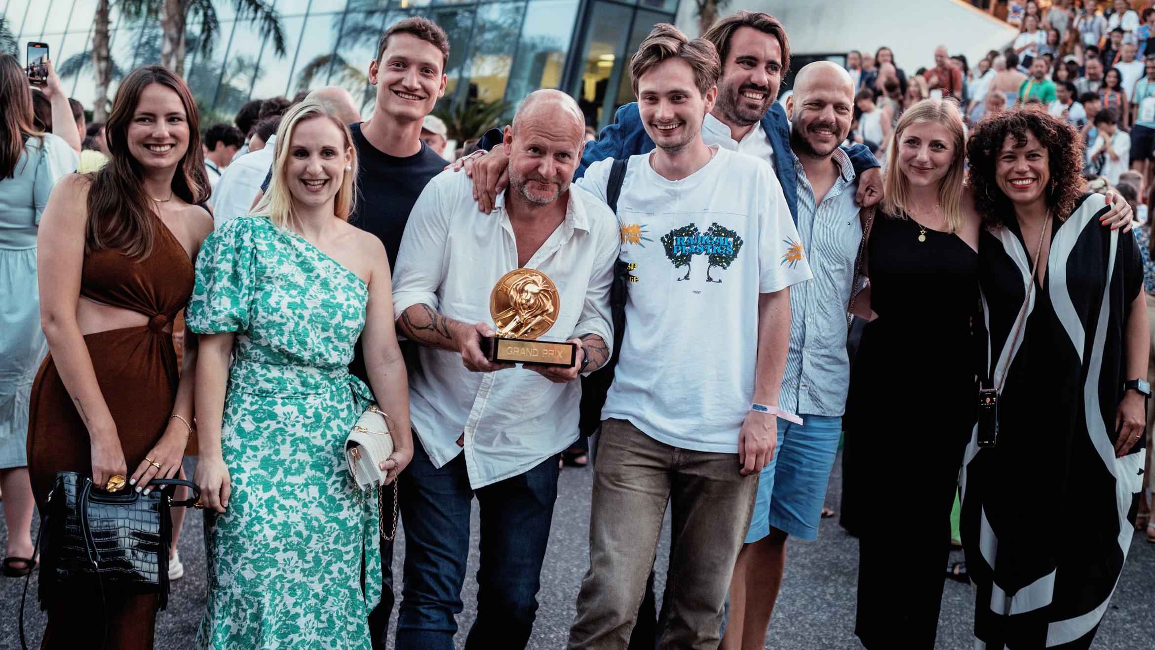 Das Serviceplan-Team hinter „Der Wunsch" mit dem frisch in Empfang genommenen Grand Prix in der Kategorie Film Craft –
