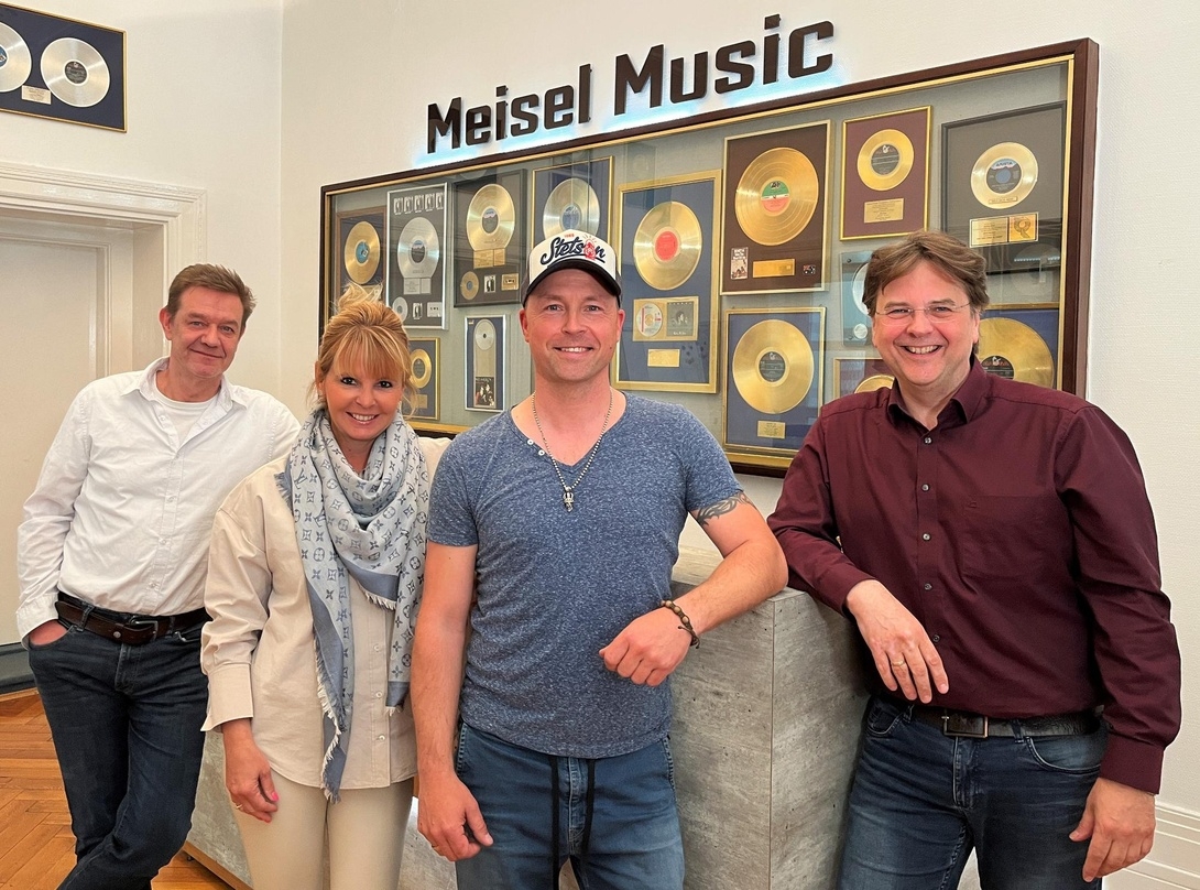 Besiegelten die Zusammenarbeit (von links): Rene Fabrizius (A&R Meisel Music), Kirsten Meisel (Geschäftsführerin Meisel Musikverlage), Mitch Keller und Label Manager Marcus Zander